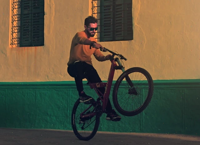 muž na bicykli robí trik